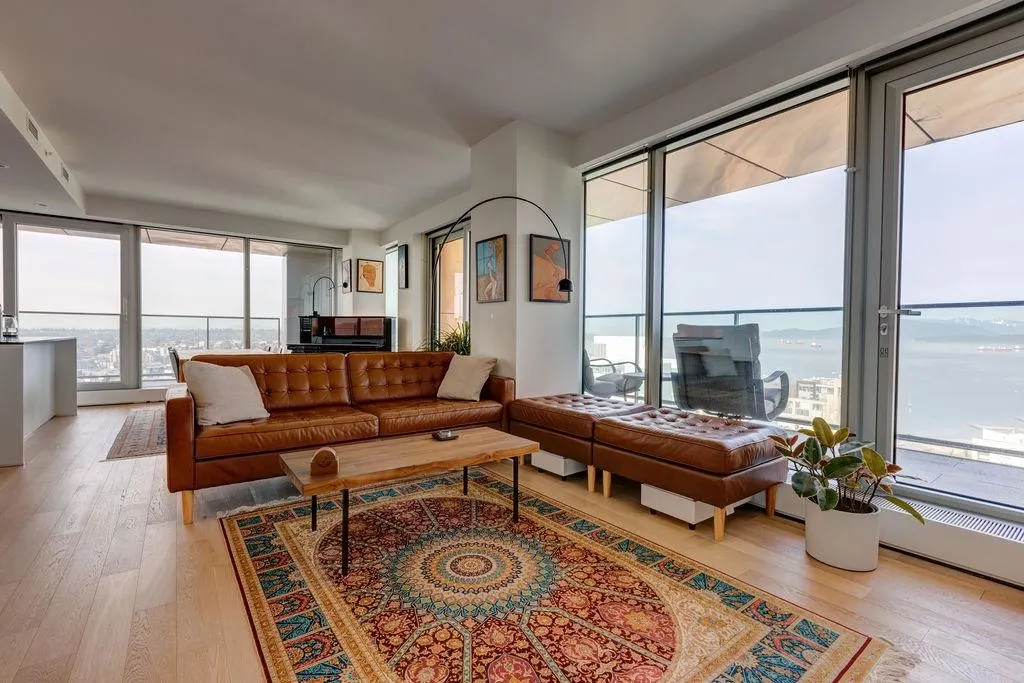 3703 1480 Howe Street