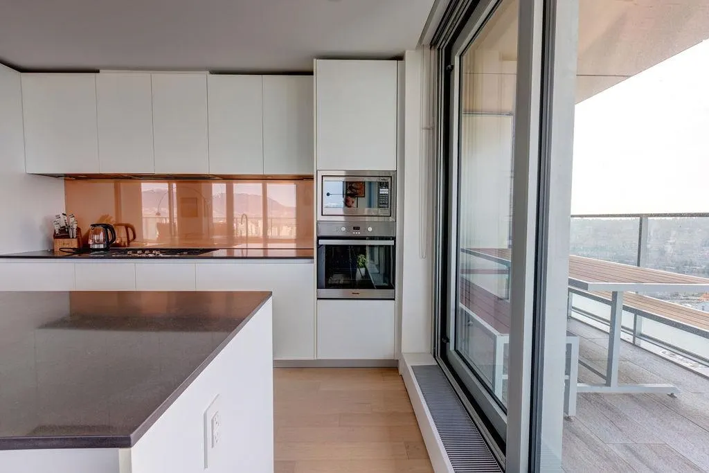 3703 1480 Howe Street