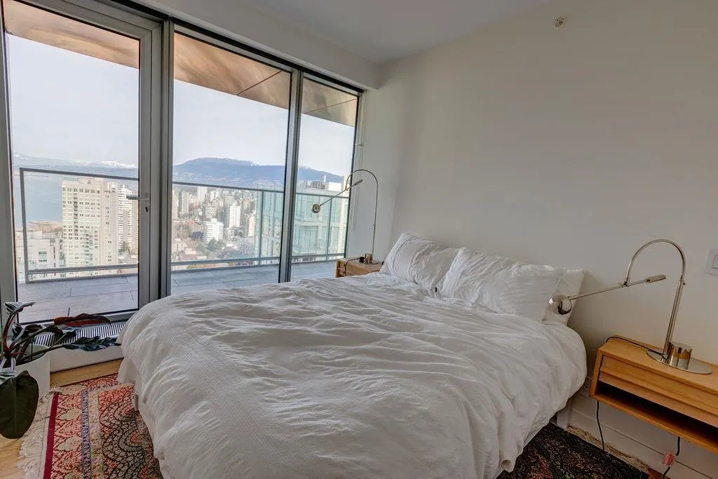 3703 1480 Howe Street