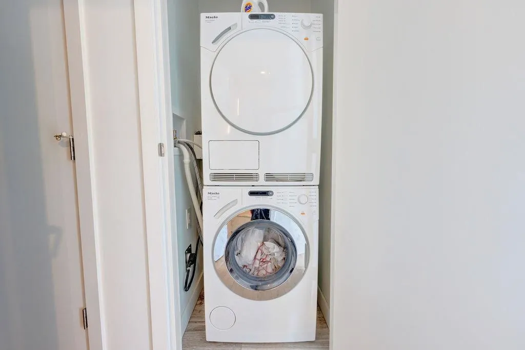 3703 1480 Howe Street