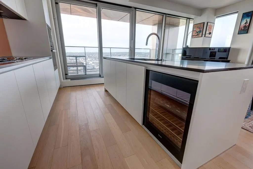 3703 1480 Howe Street