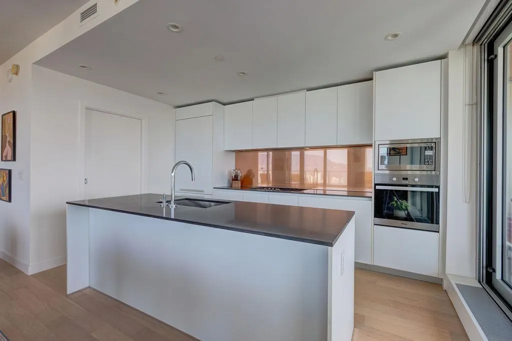 3703 1480 Howe Street