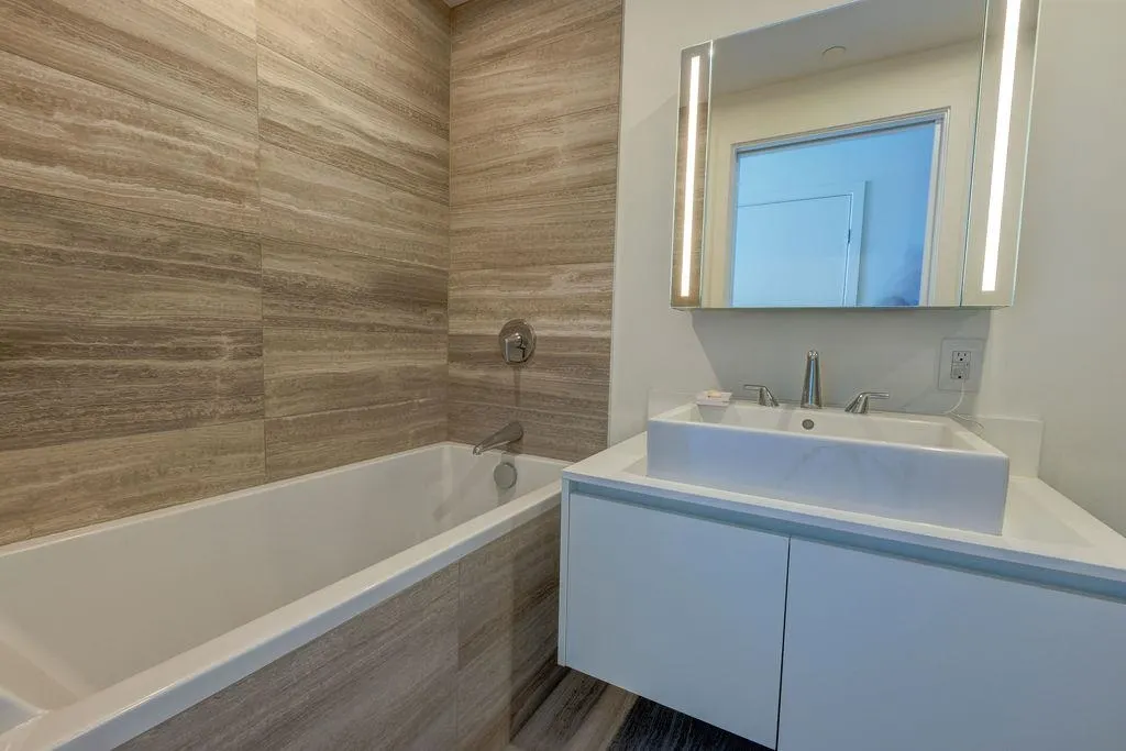 3703 1480 Howe Street