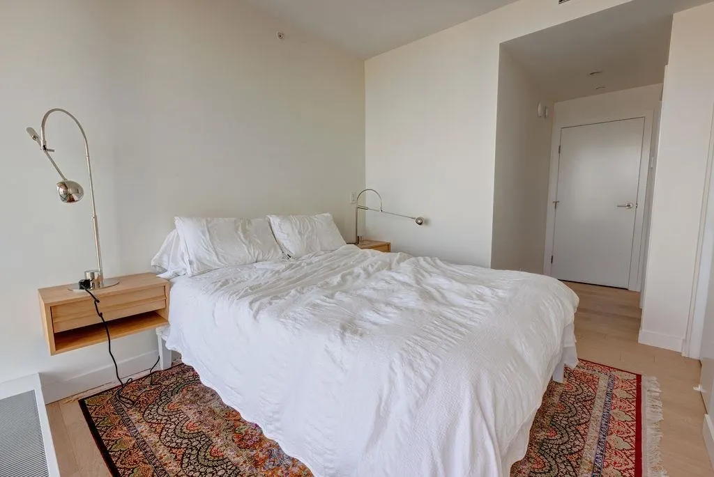 3703 1480 Howe Street