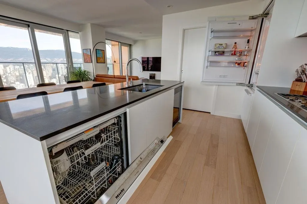 3703 1480 Howe Street