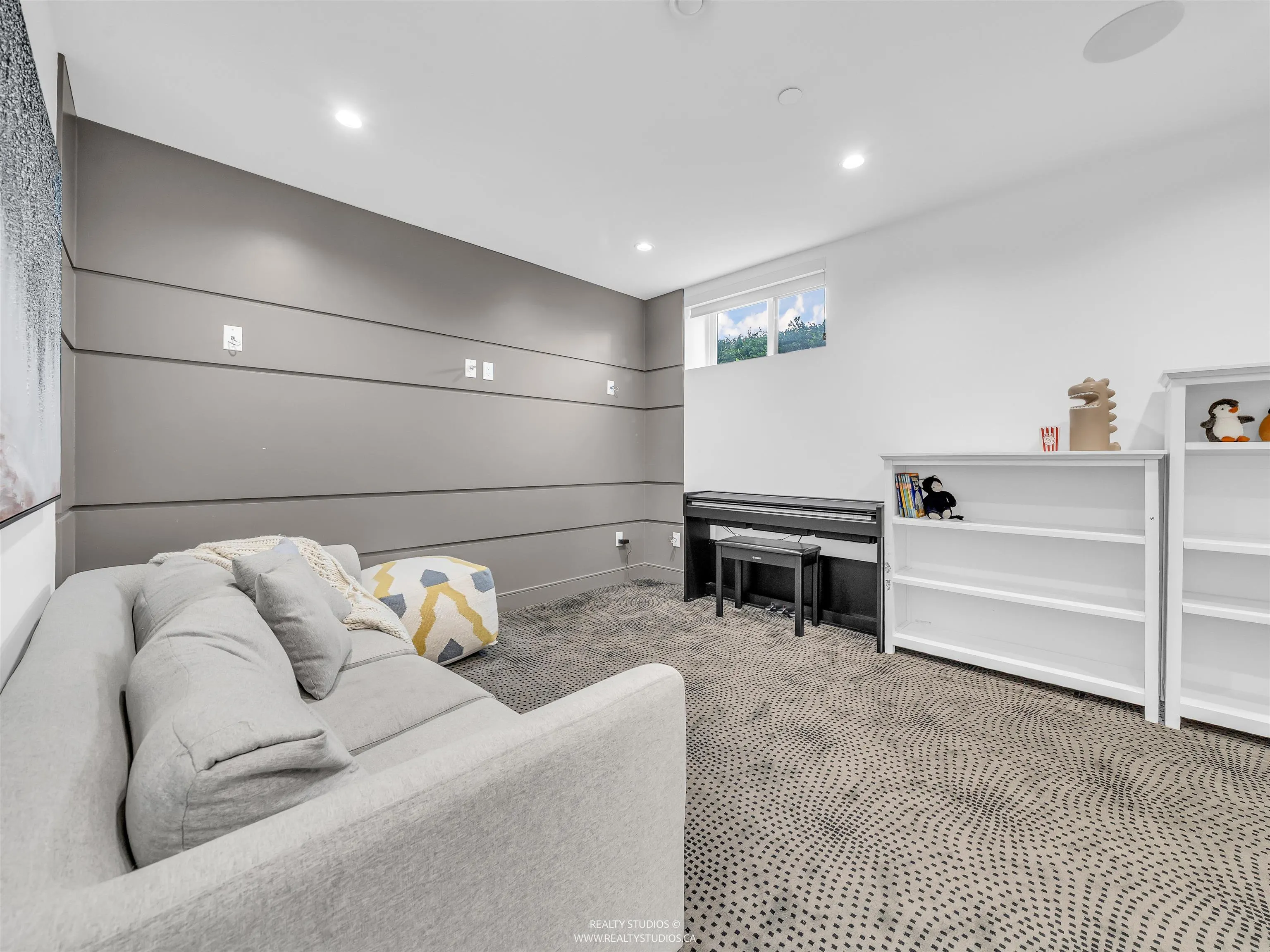 90 W 27th Avenue