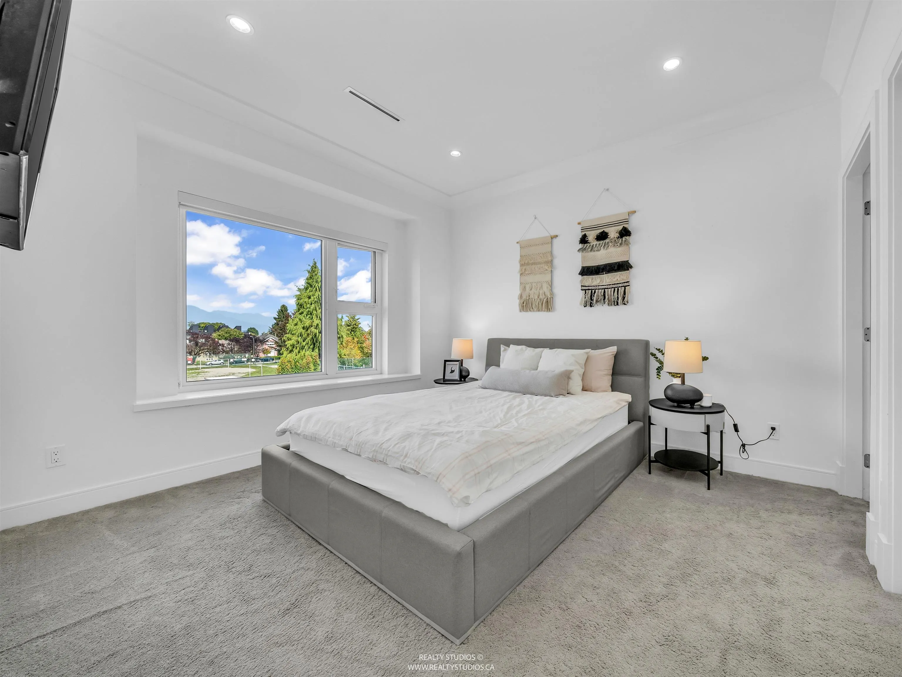 90 W 27th Avenue
