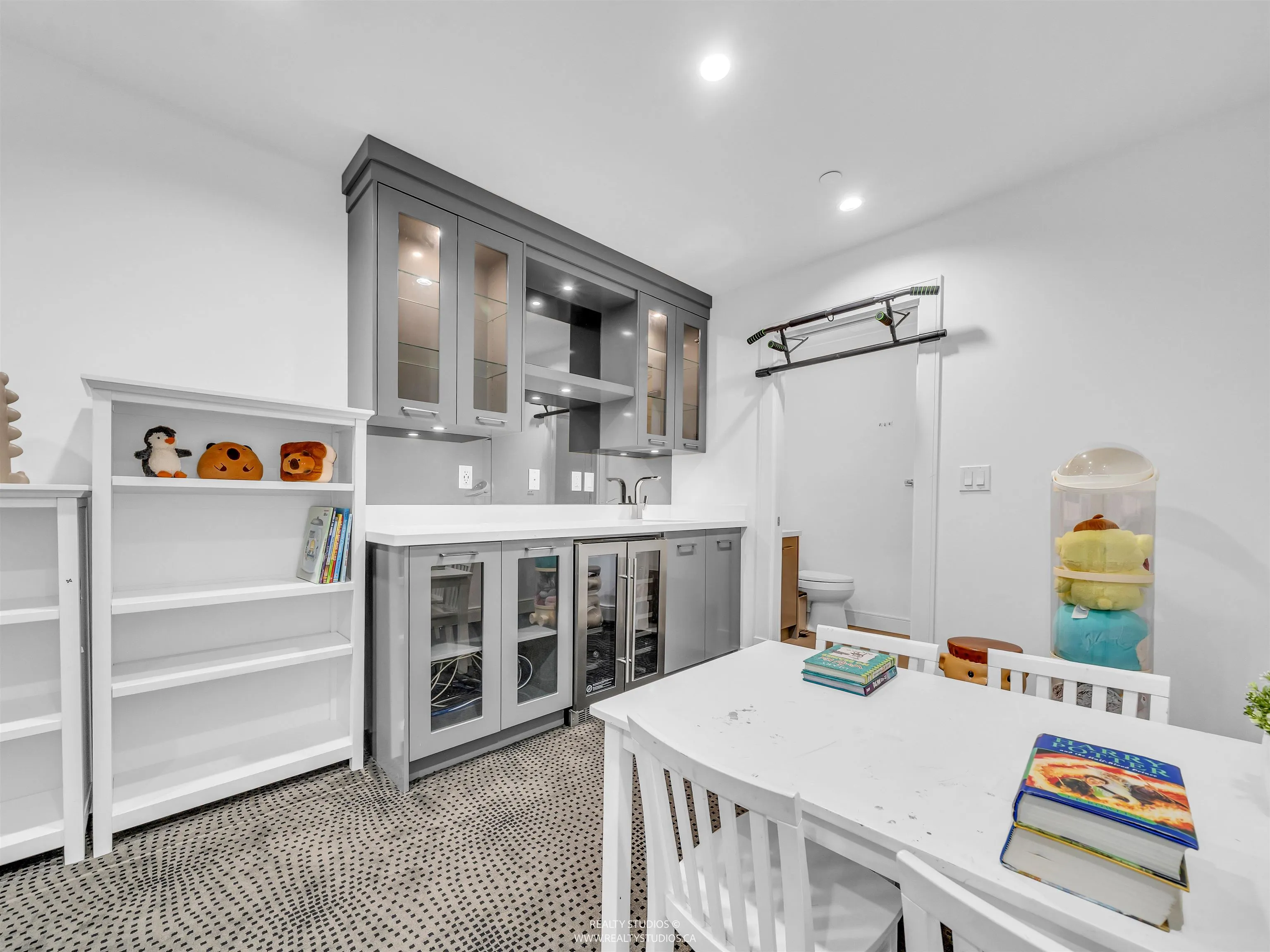 90 W 27th Avenue