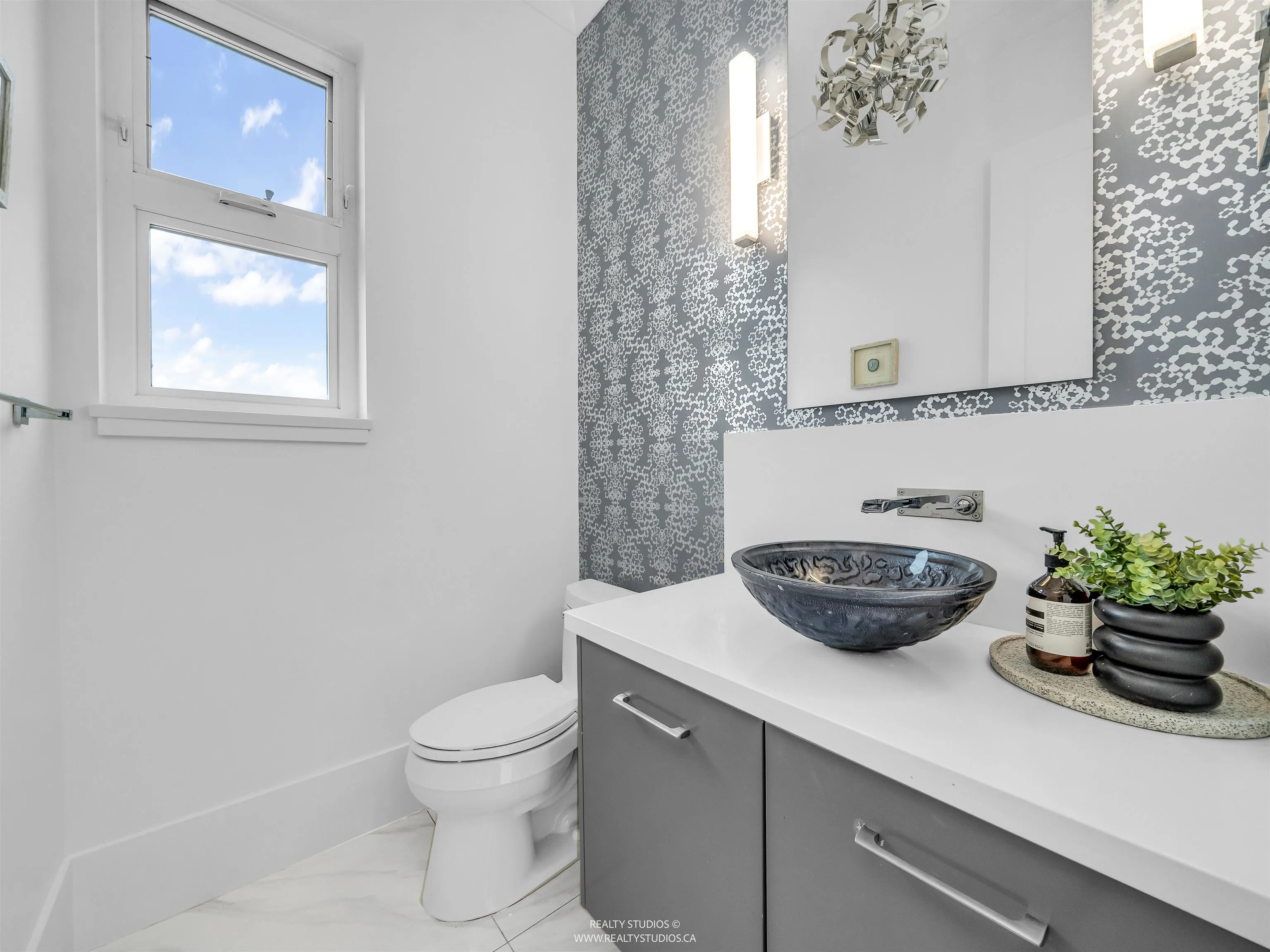 90 W 27th Avenue