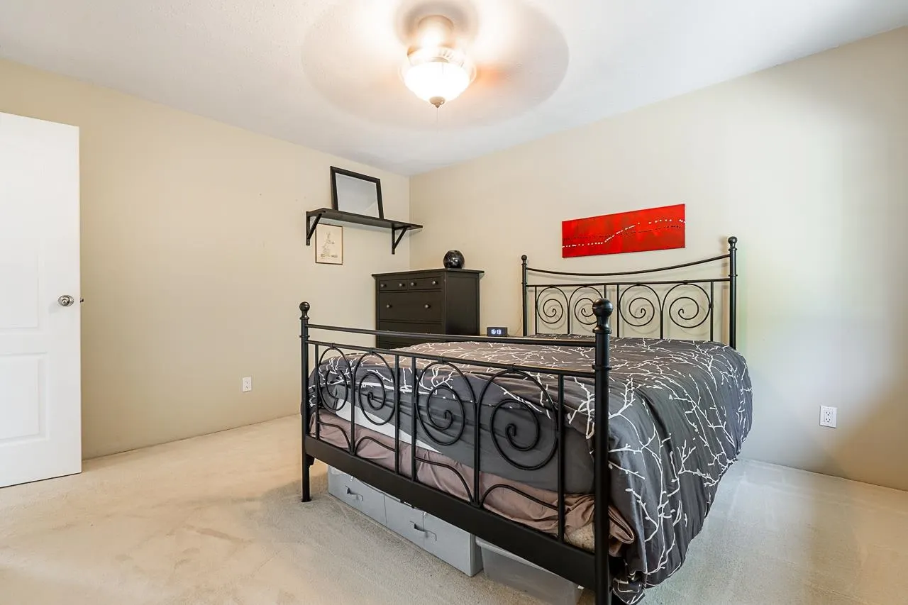 20423 90 Crescent