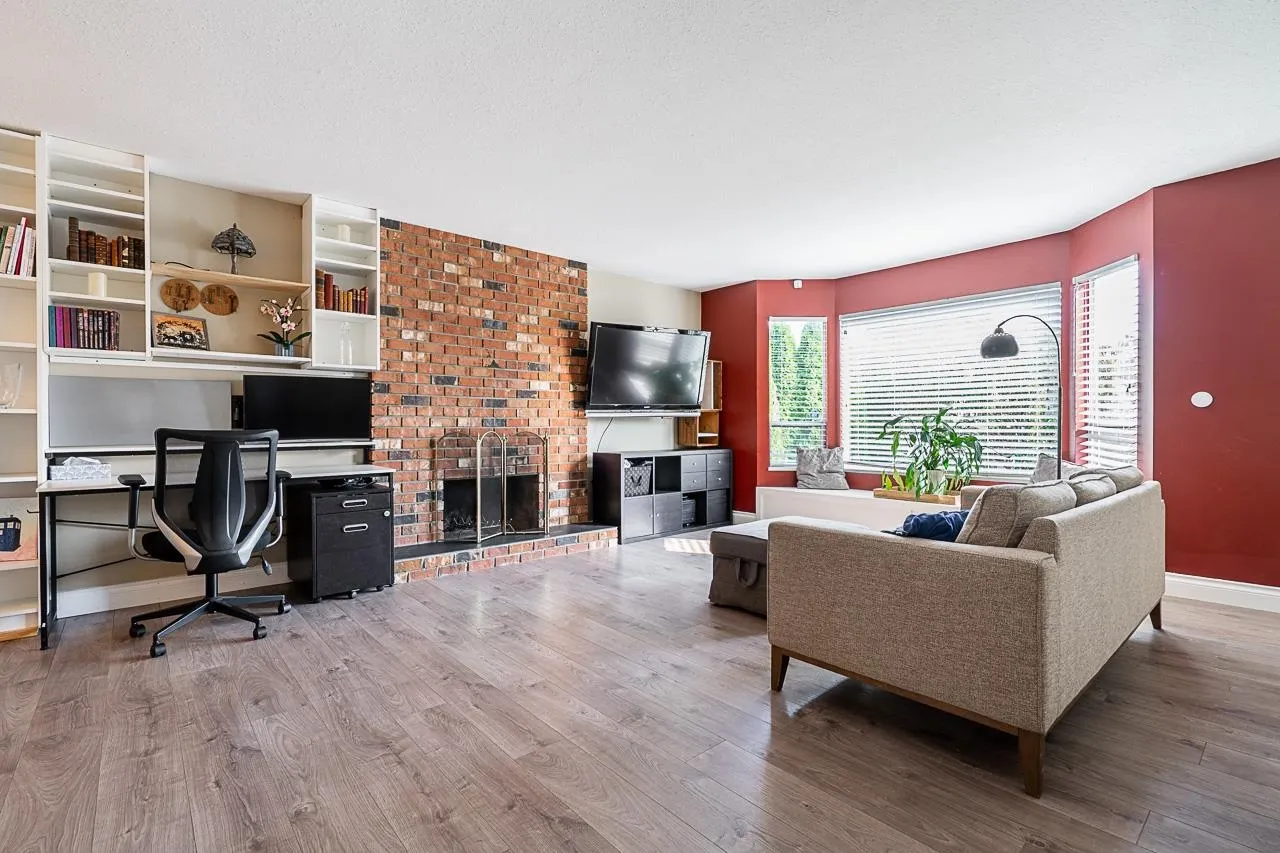 20423 90 Crescent