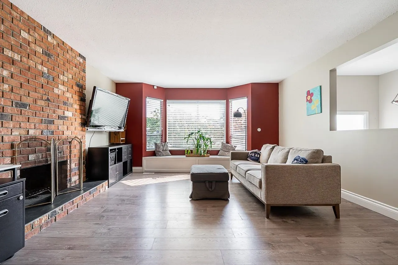 20423 90 Crescent