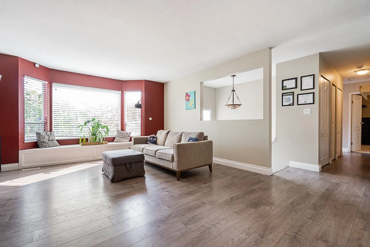 20423 90 Crescent
