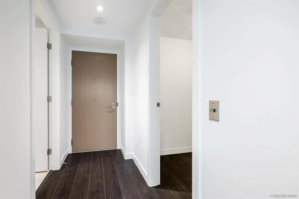2103 2085 Skyline Court