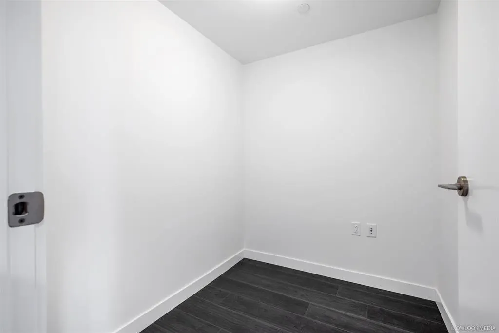 2103 2085 Skyline Court