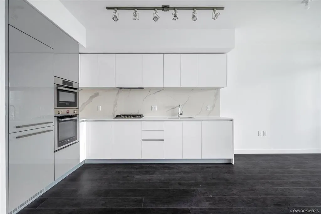 2103 2085 Skyline Court