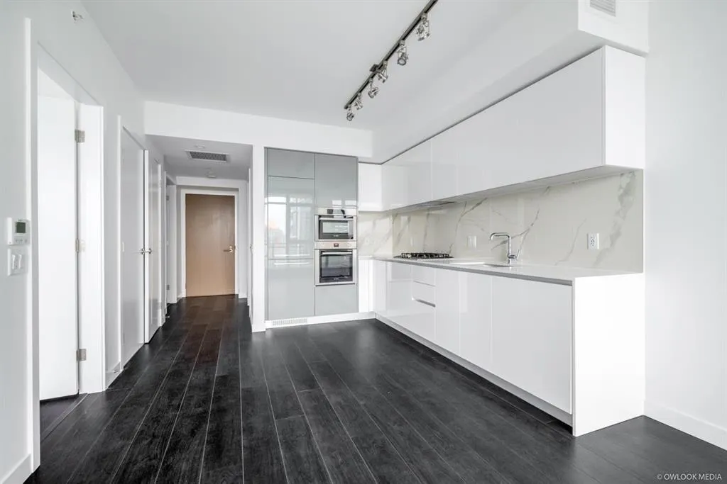 2103 2085 Skyline Court