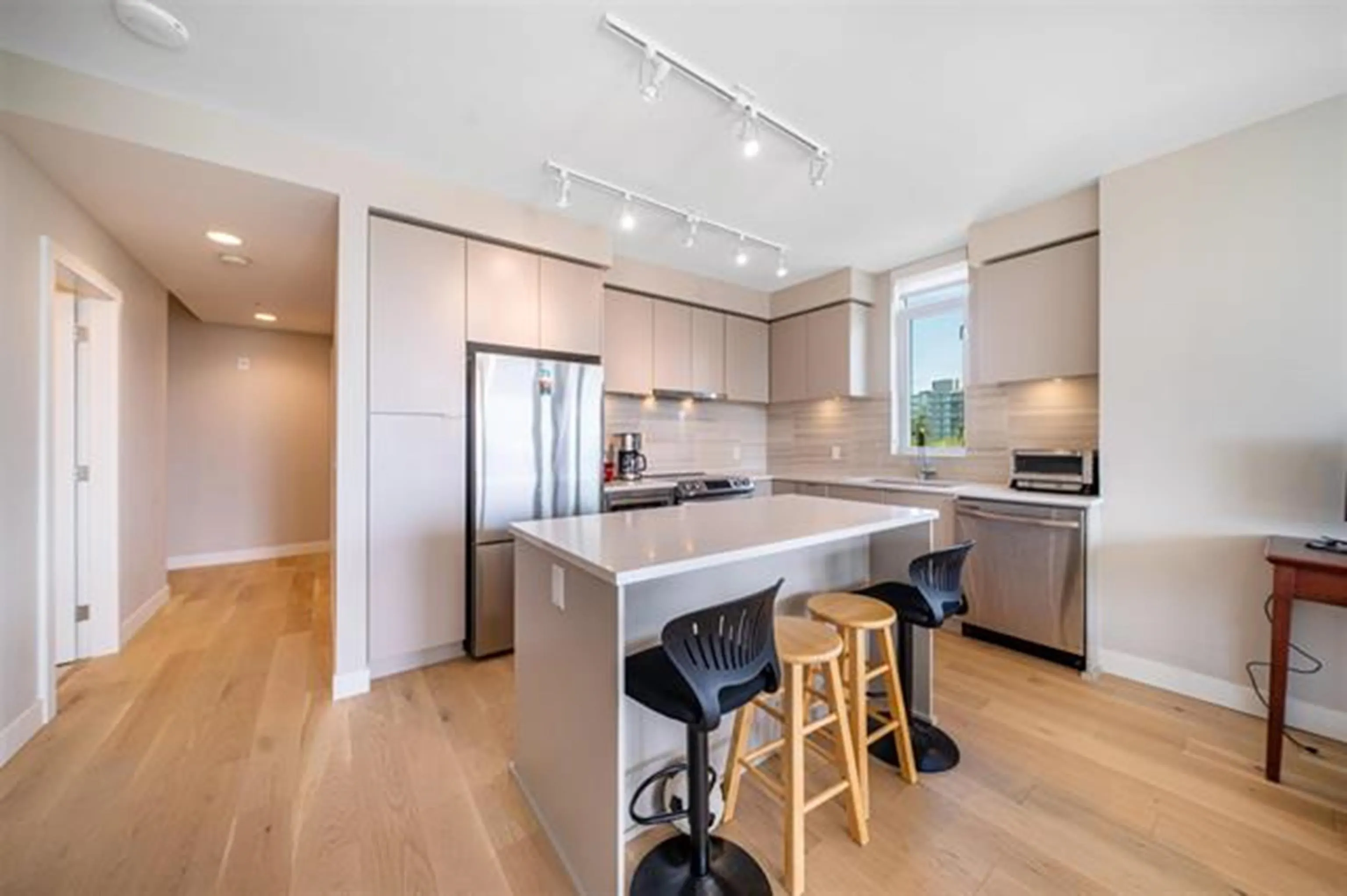 504 8761 University Crescent