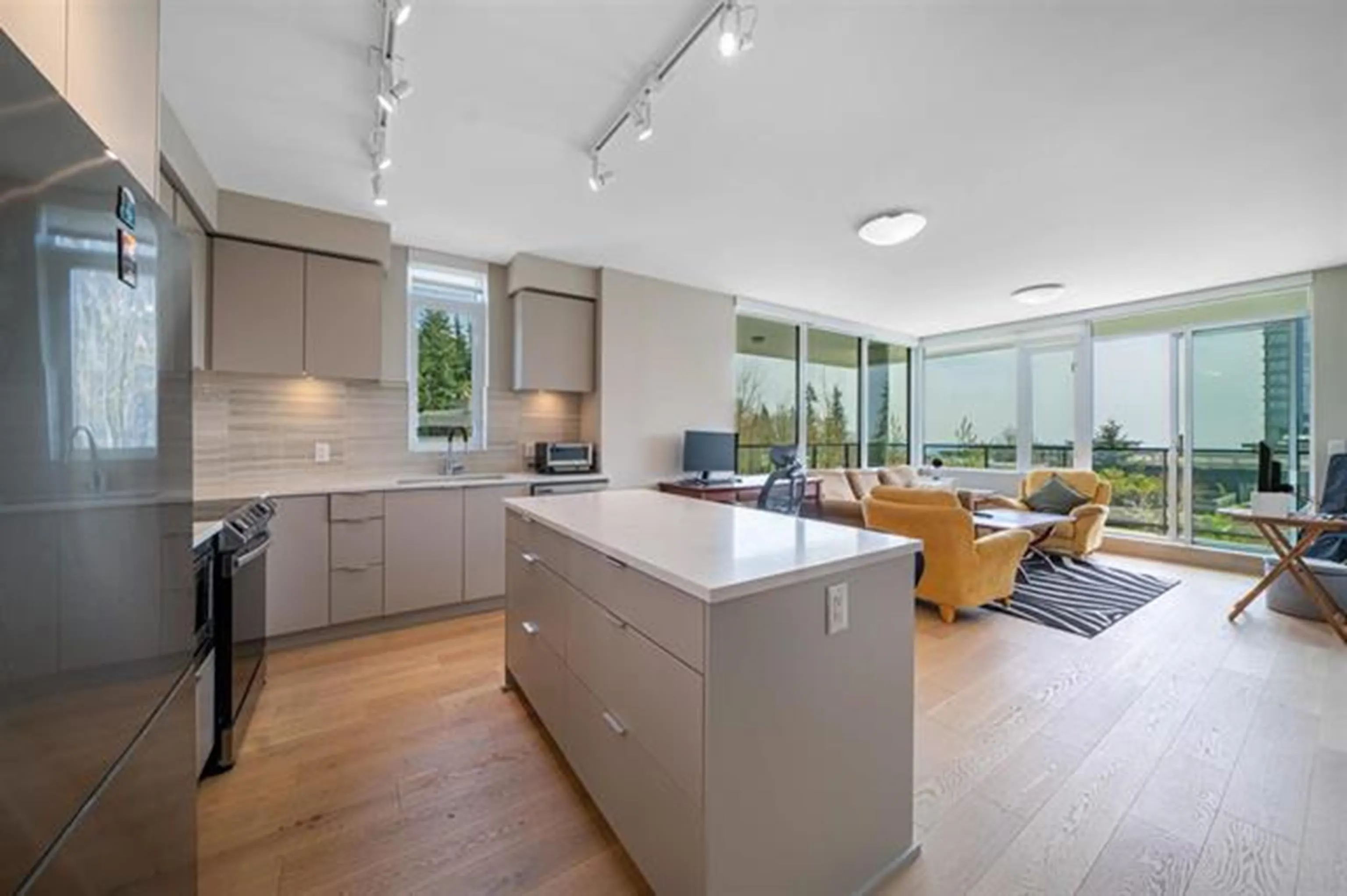 504 8761 University Crescent