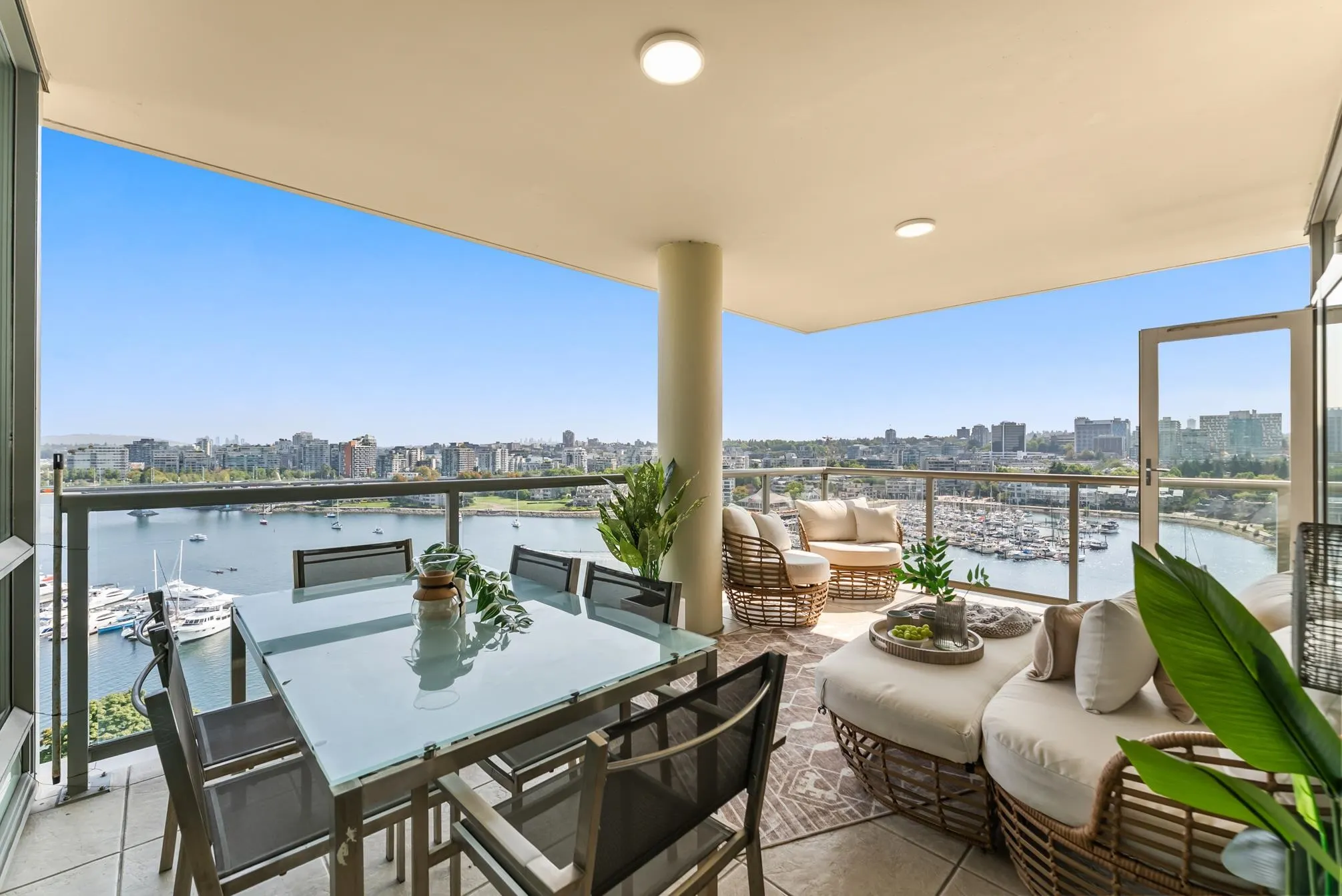 1503 1328 Marinaside Crescent