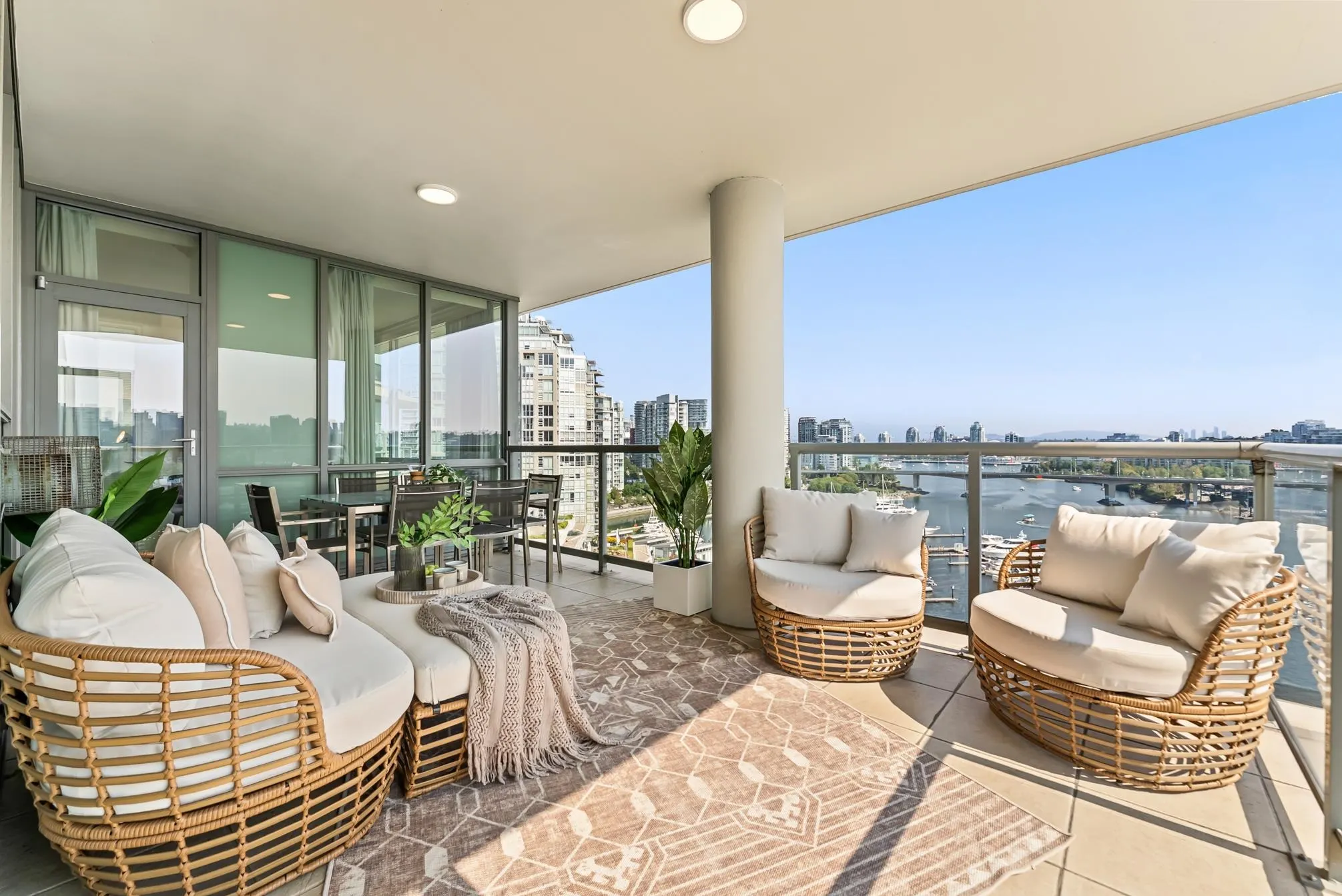 1503 1328 Marinaside Crescent