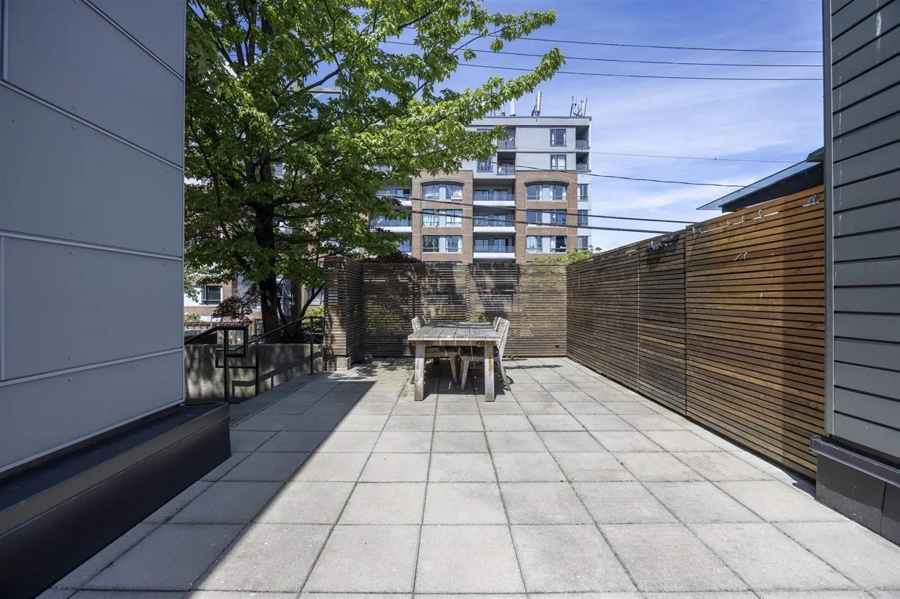 3 488 Jackson Avenue