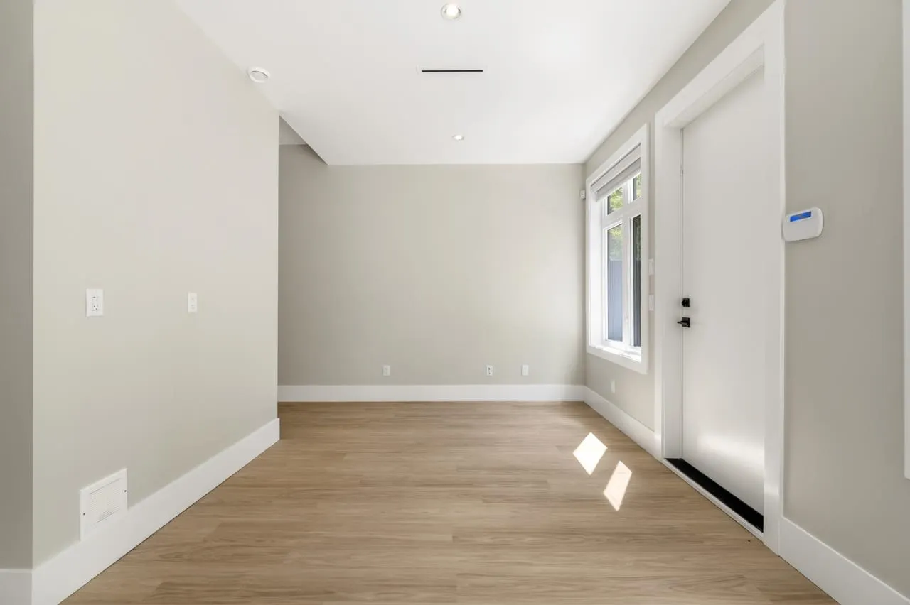 1 4096 Nithsdale Street