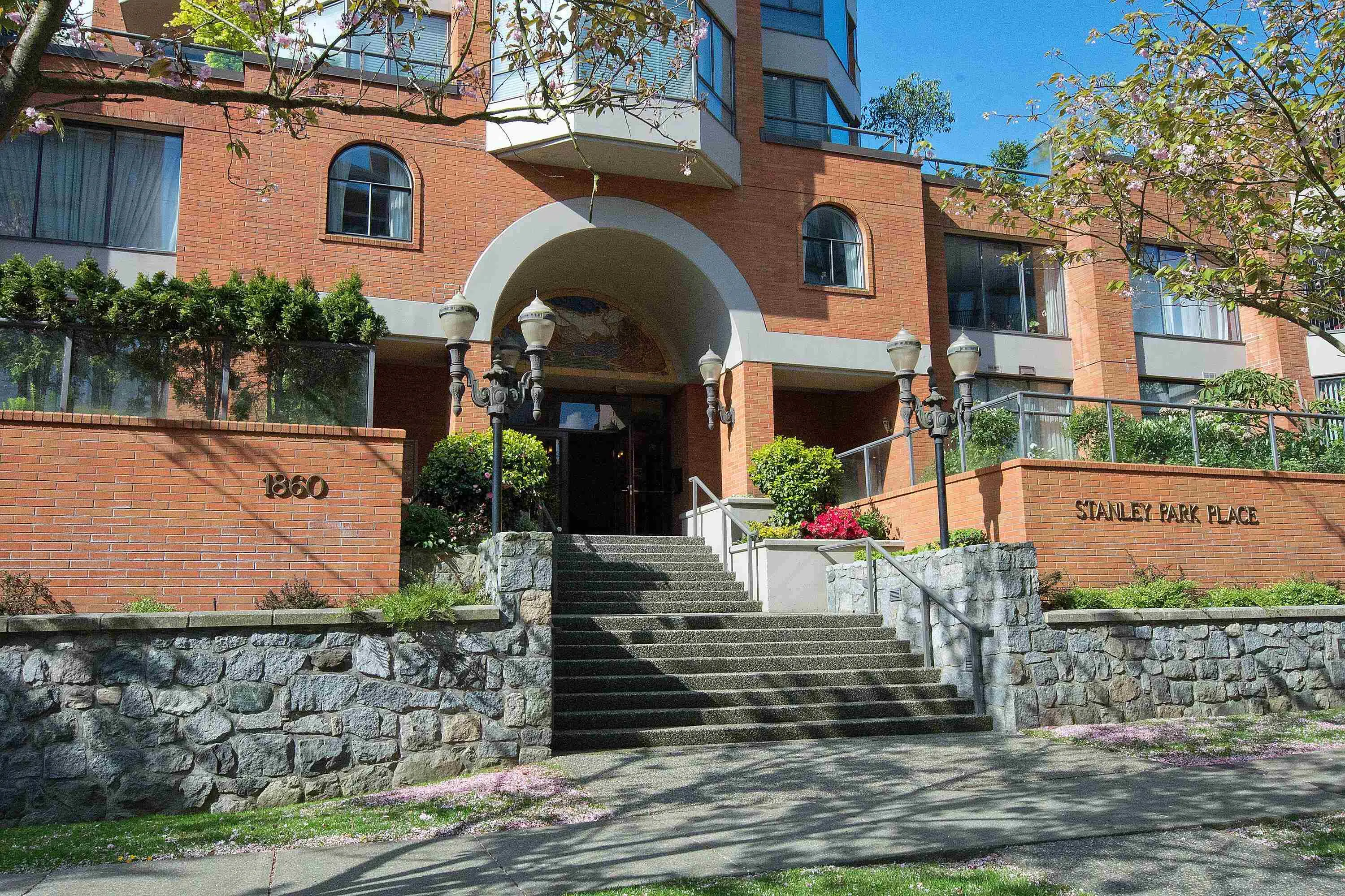 902 1860 Robson Street