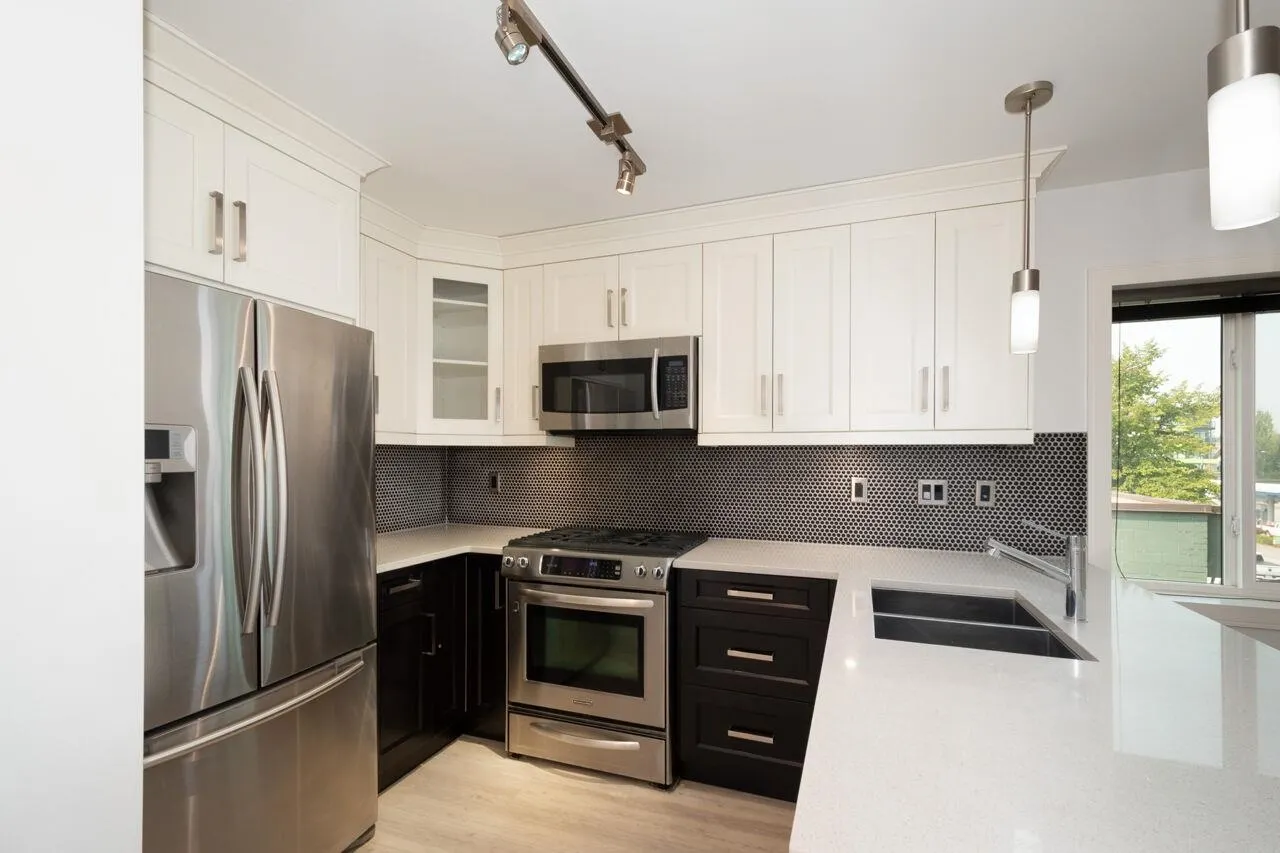 301 4548 Hastings Street