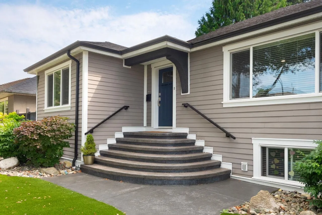UPPER 3904 Triumph Street