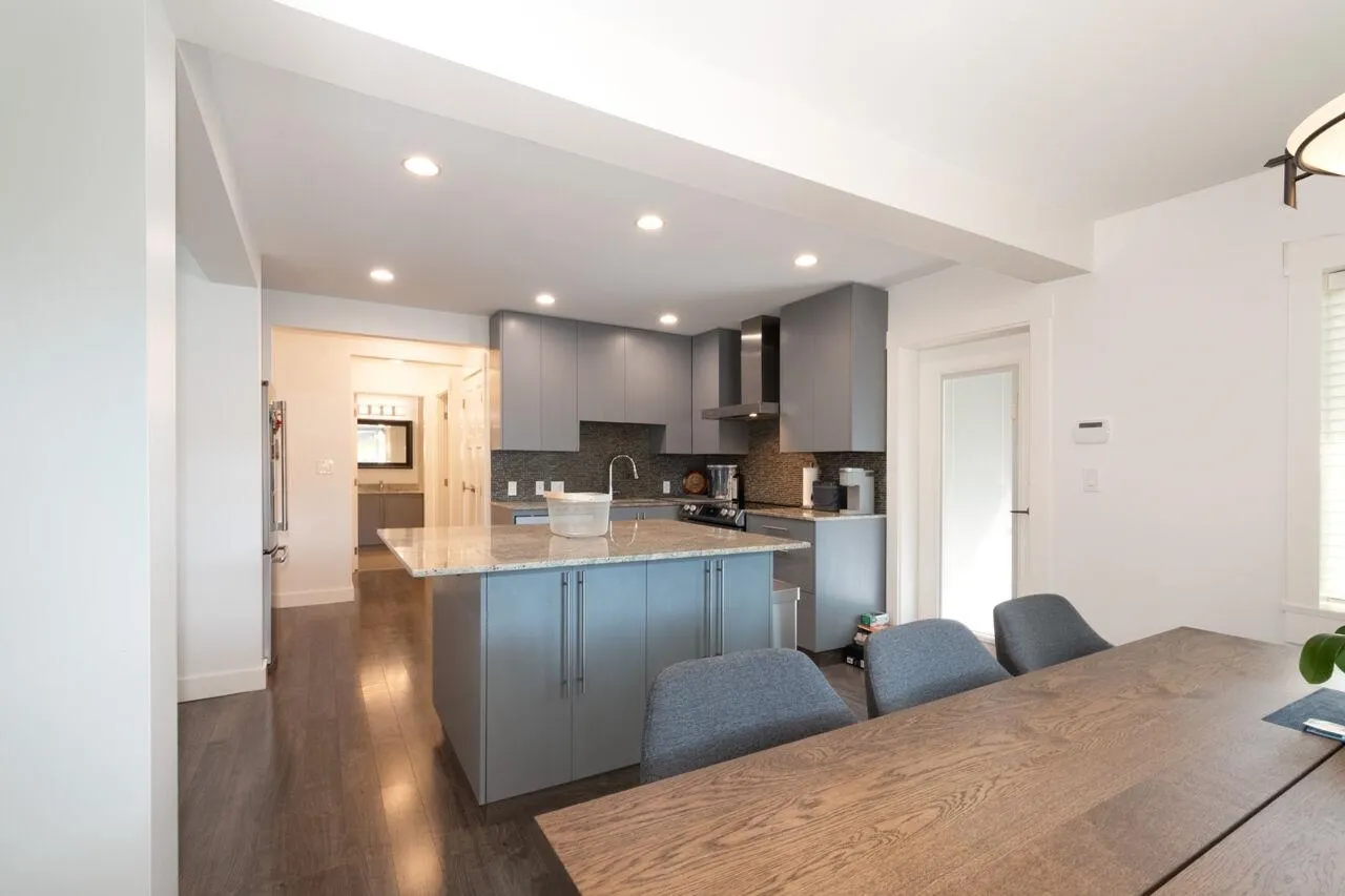 UPPER 3904 Triumph Street