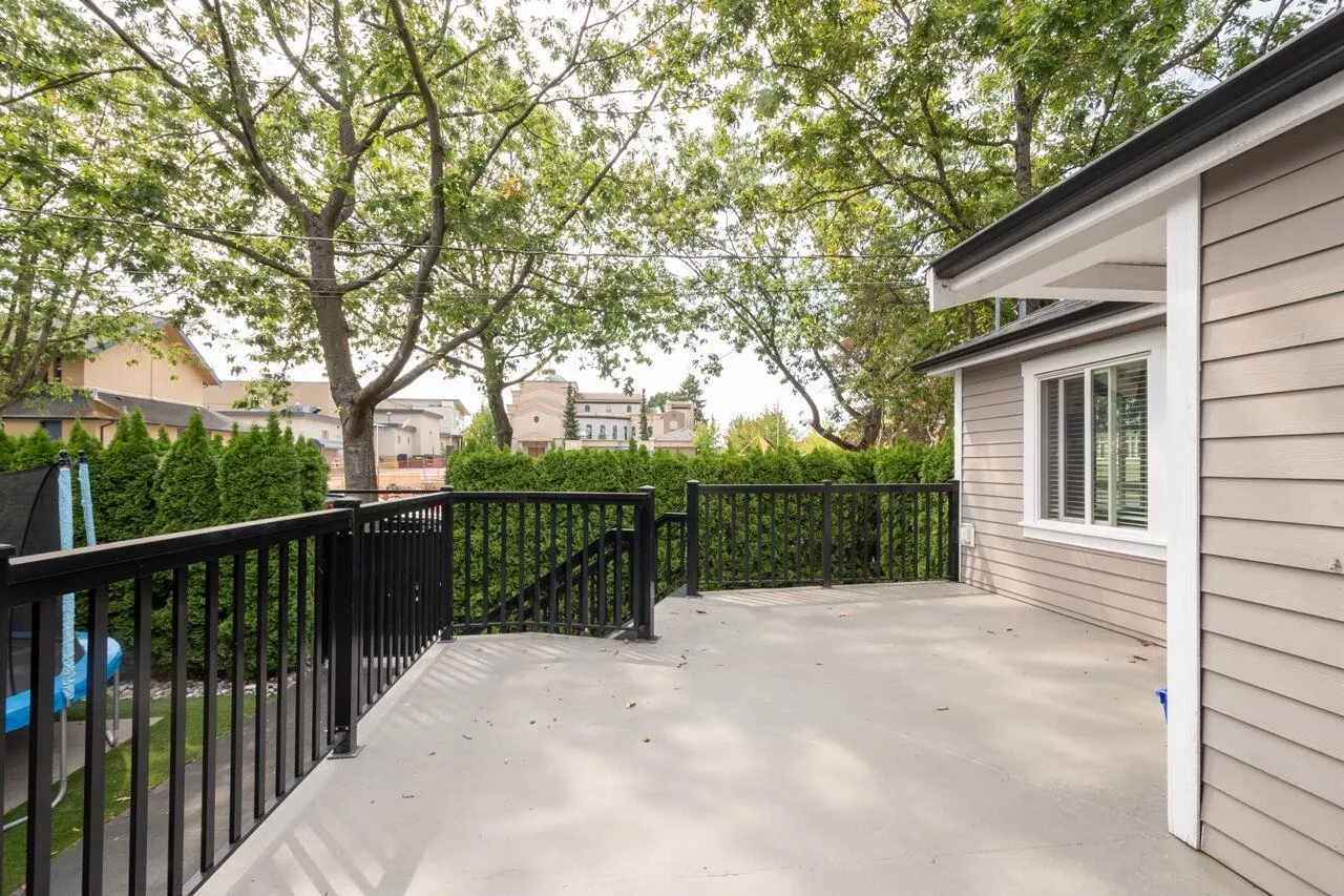 UPPER 3904 Triumph Street