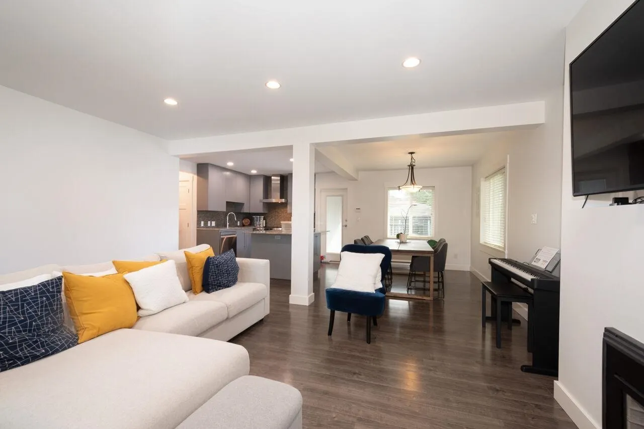 UPPER 3904 Triumph Street