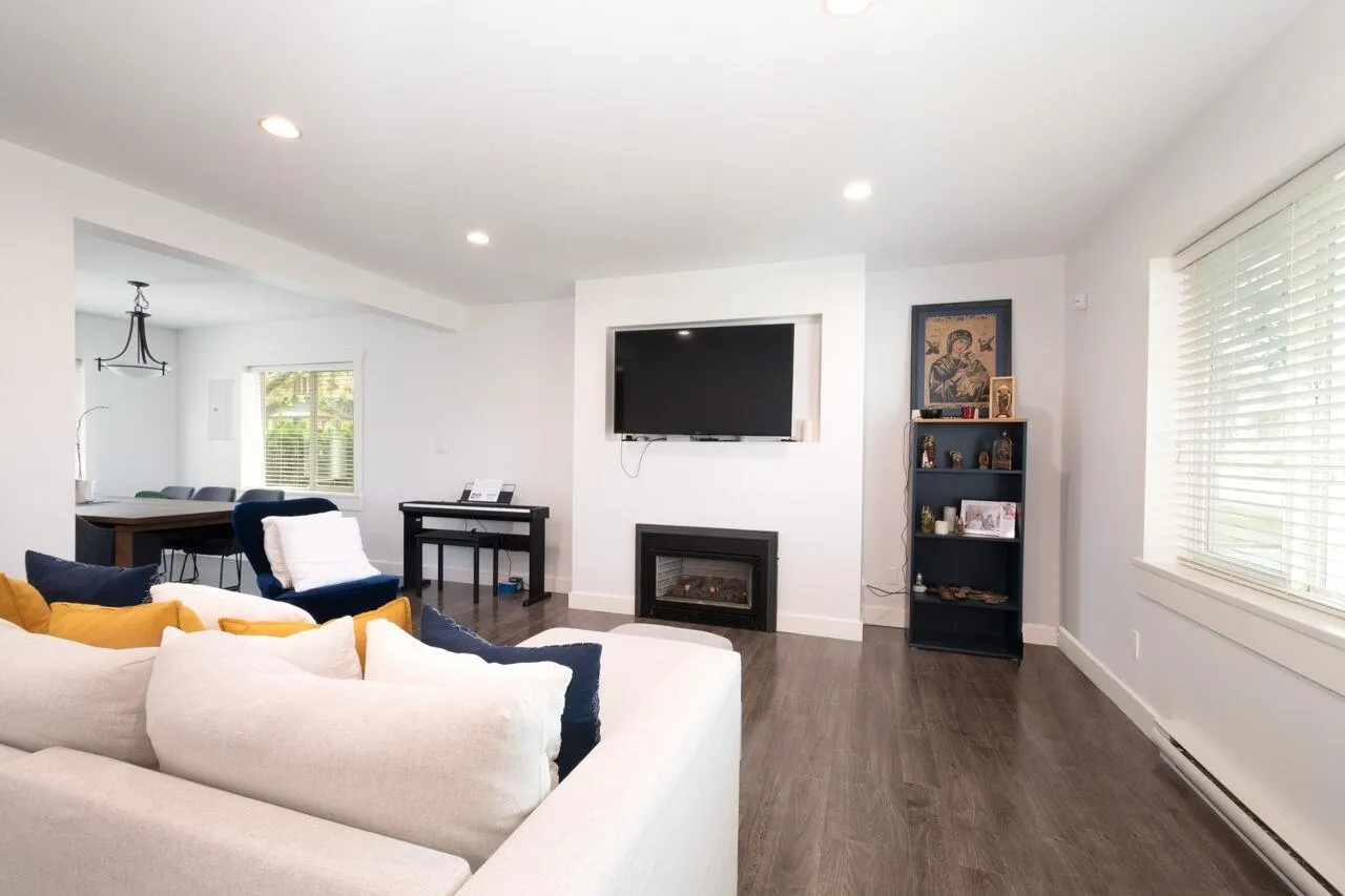 UPPER 3904 Triumph Street