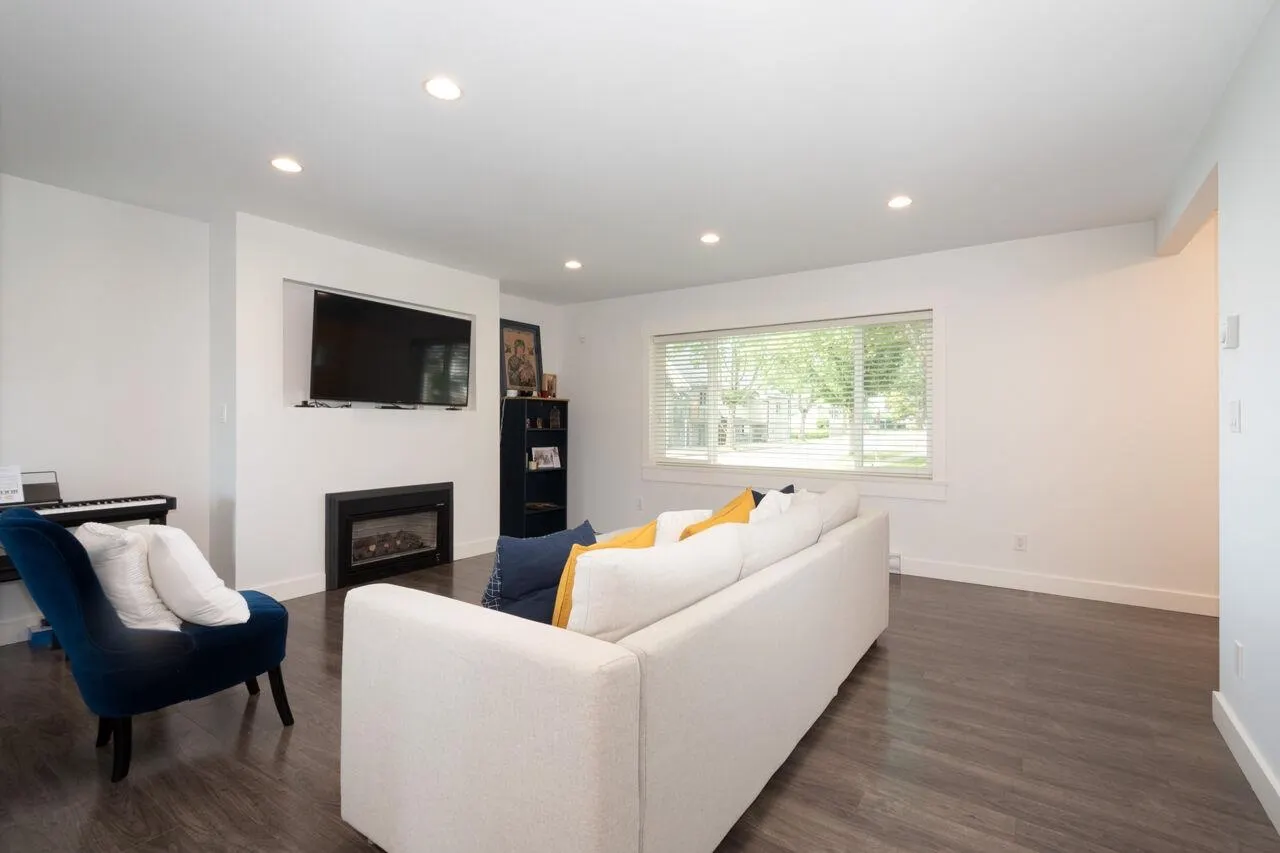 UPPER 3904 Triumph Street