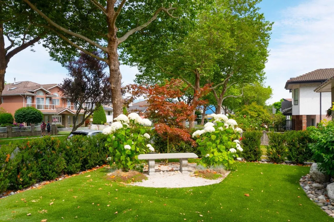 UPPER 3904 Triumph Street