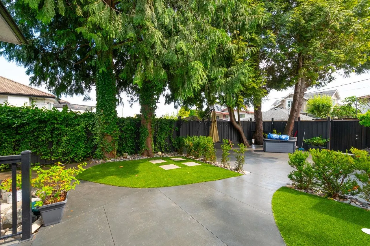 UPPER 3904 Triumph Street