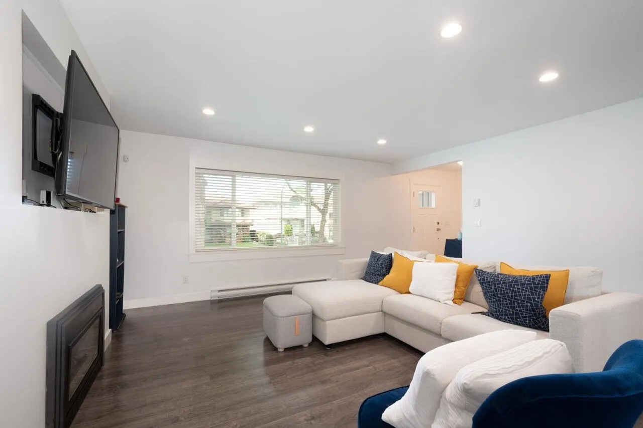 UPPER 3904 Triumph Street