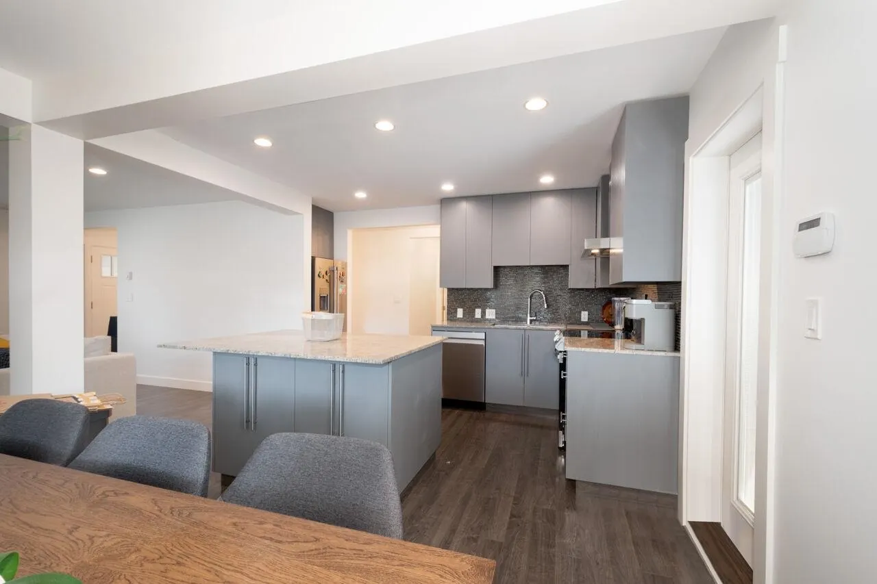 UPPER 3904 Triumph Street