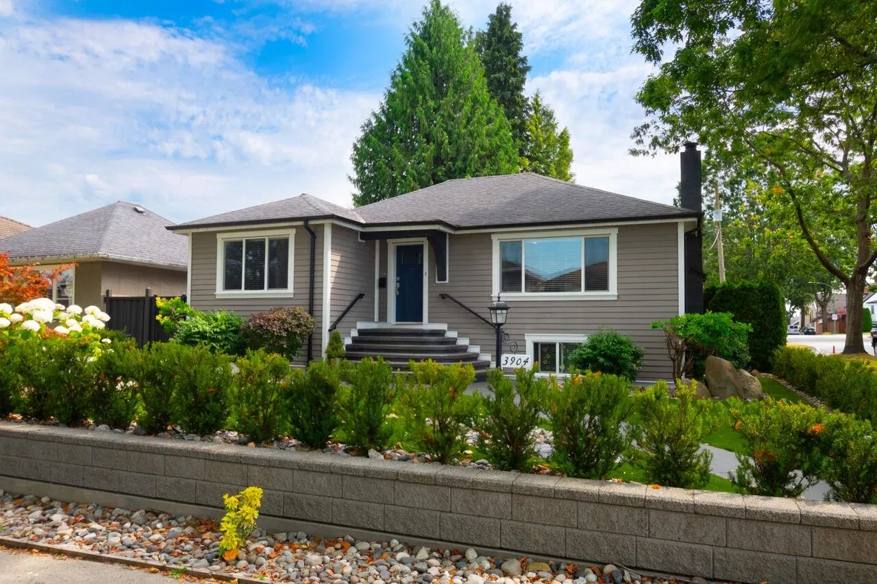 UPPER 3904 Triumph Street