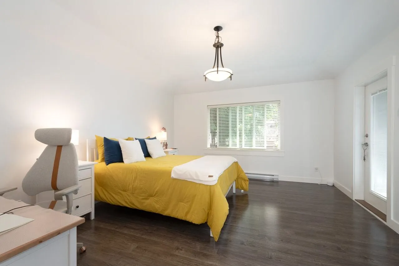 UPPER 3904 Triumph Street