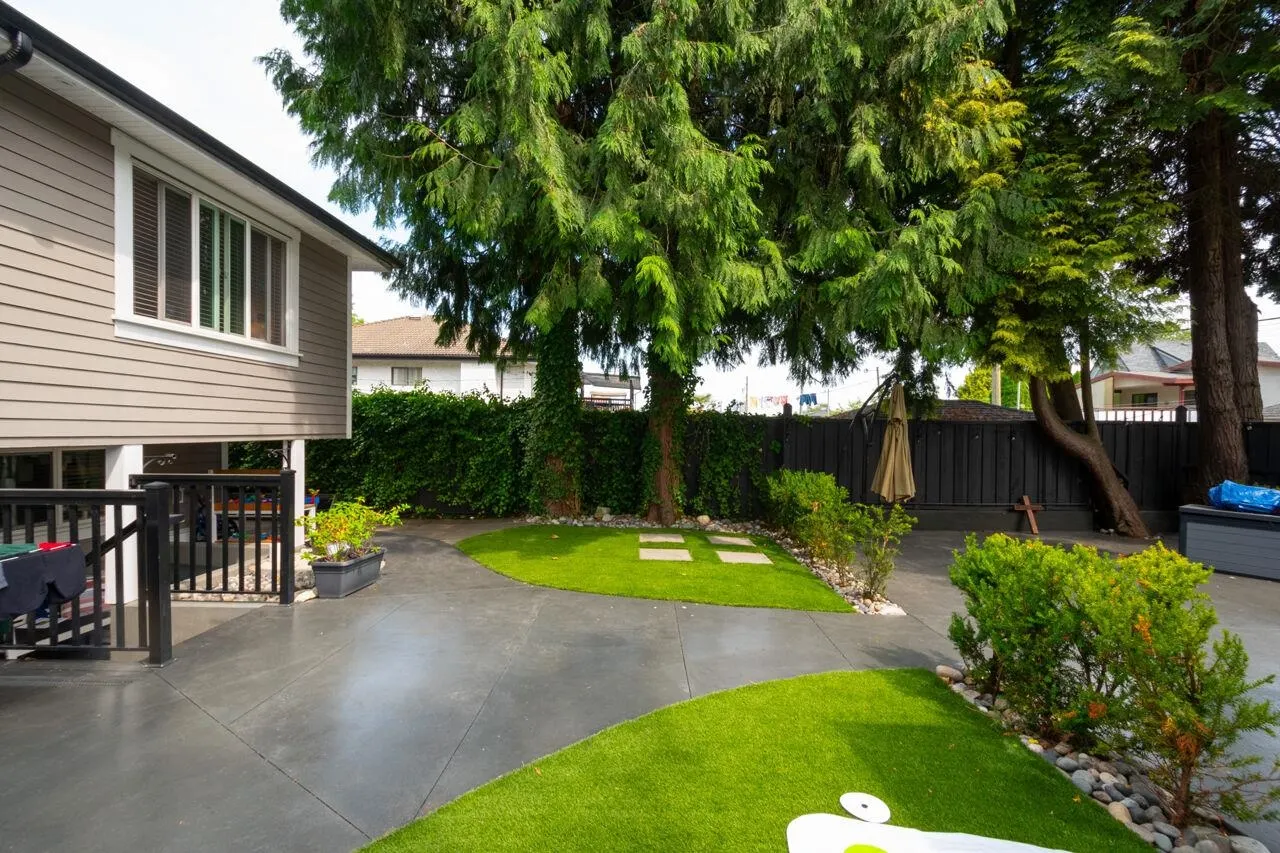 UPPER 3904 Triumph Street