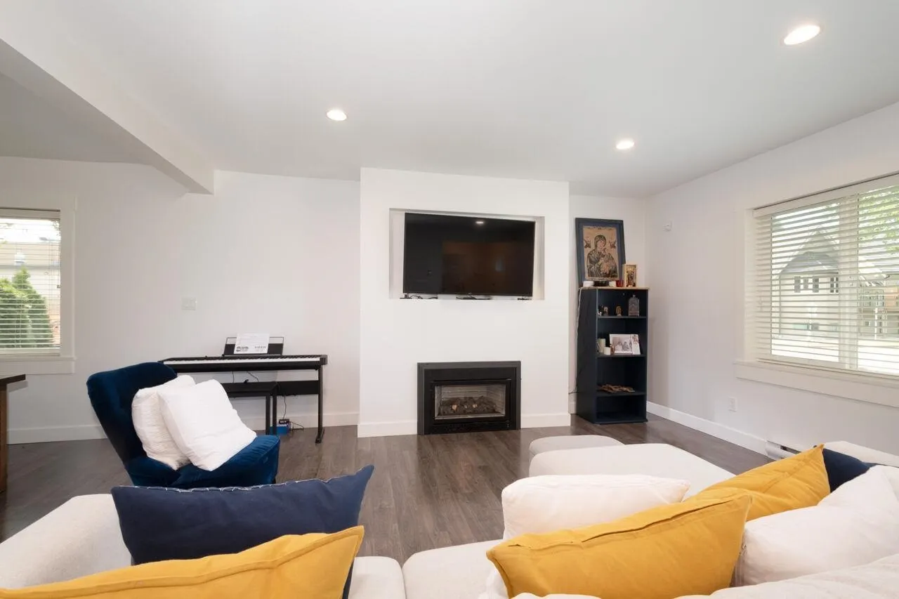 UPPER 3904 Triumph Street