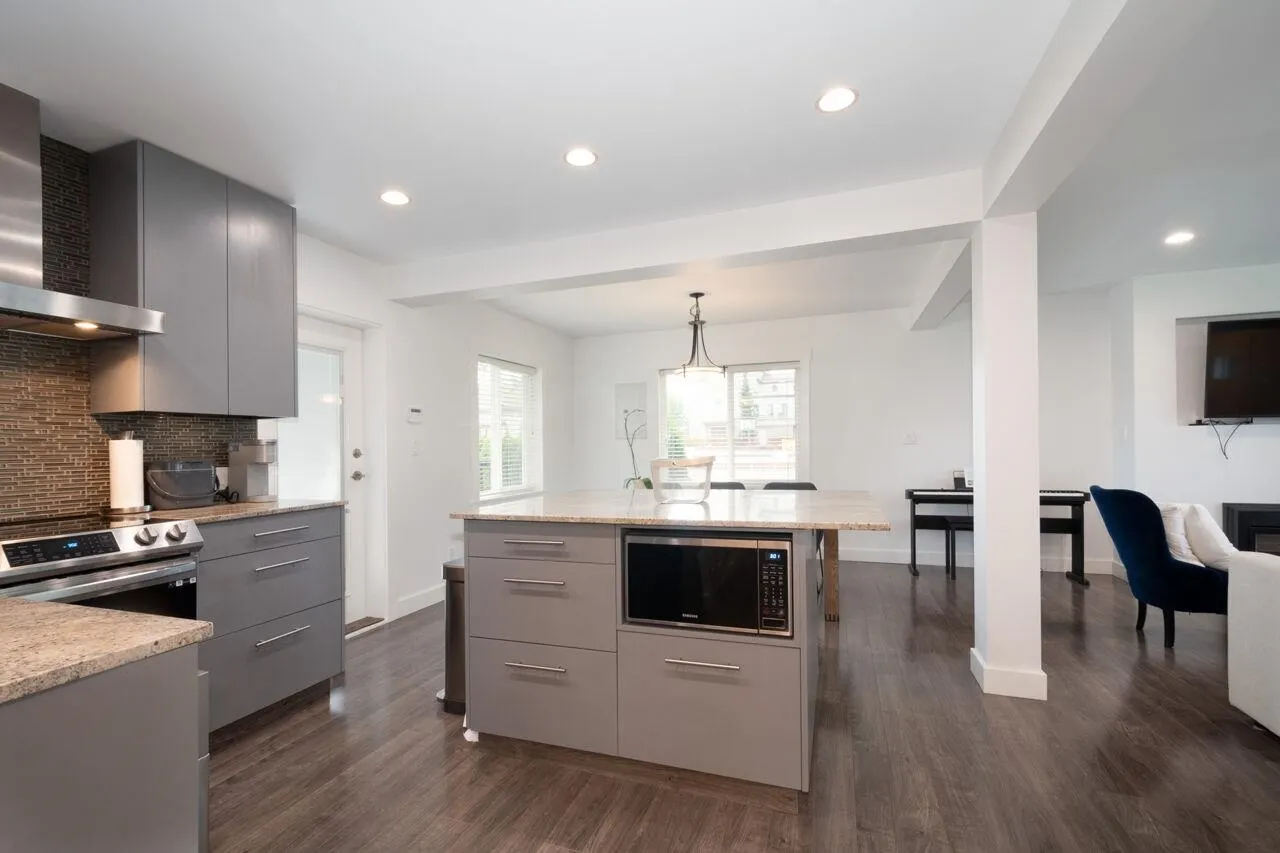 UPPER 3904 Triumph Street