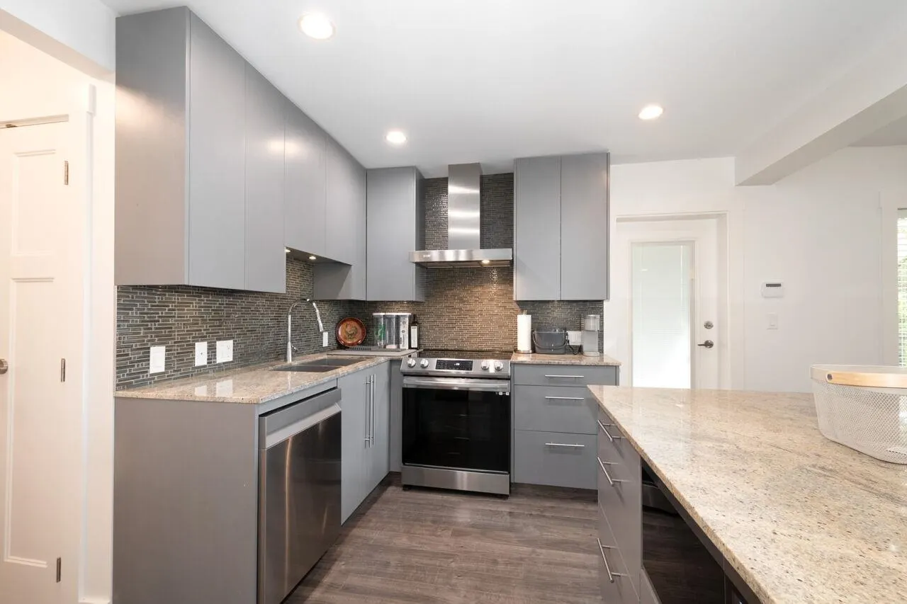 UPPER 3904 Triumph Street
