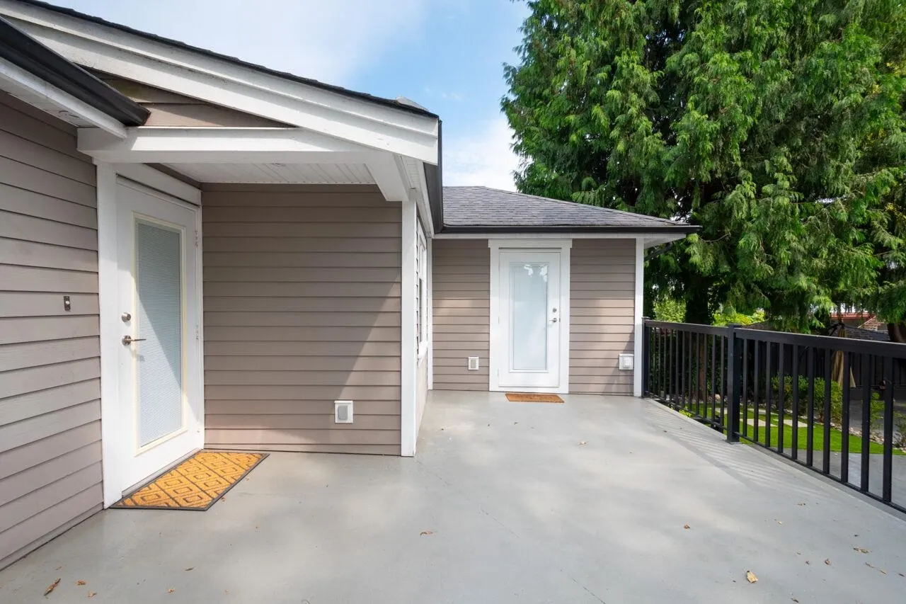 UPPER 3904 Triumph Street