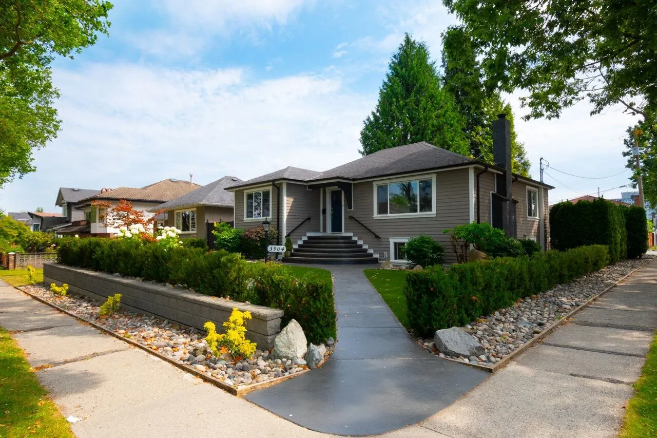 UPPER 3904 Triumph Street