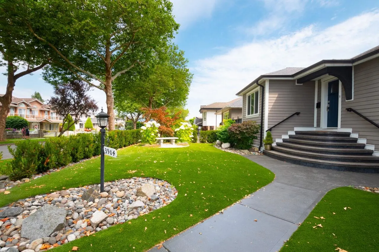 UPPER 3904 Triumph Street