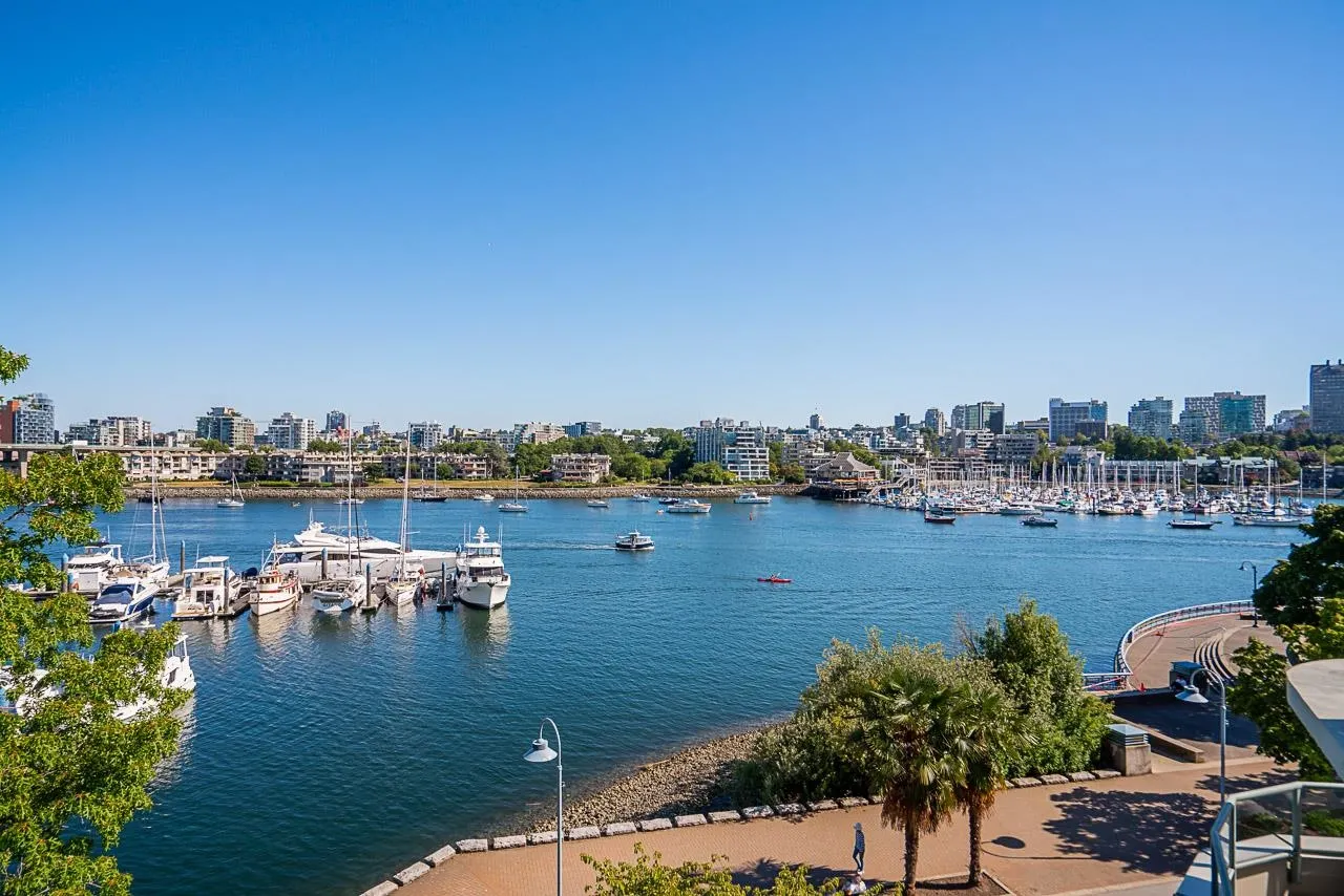 319 1228 Marinaside Crescent