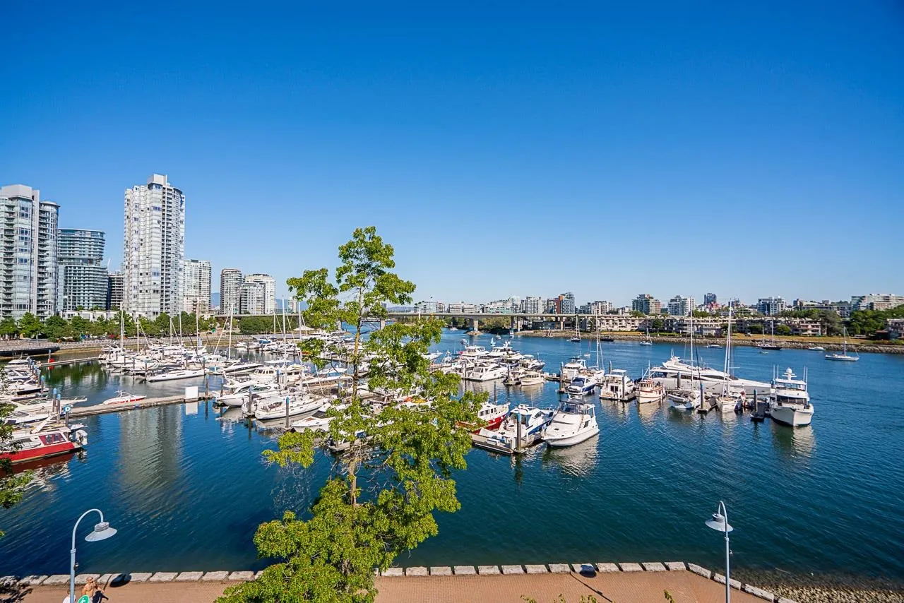 319 1228 Marinaside Crescent